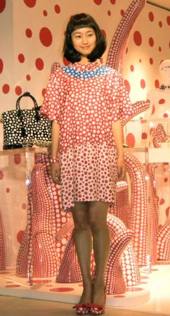 全身水玉柄のファッションを披露した忽那汐里