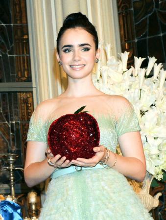 父フィル・コリンズに似てる？リリー・コリンズ