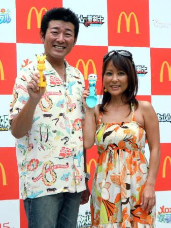 マクドナルドのイベントにゲスト出演した（左から）布川敏和、つちやかおり夫妻