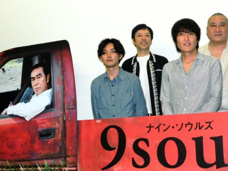 原田芳雄さんのパネルと記念撮影する（下段左から）松田龍平、千原ジュニア（上段左から）板尾創路、市鏡赫