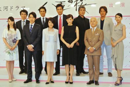 　綾瀬はるか（前列左から４人目）と、小泉孝太郎、秋吉久美子（同２、３人目）ら追加キャスト