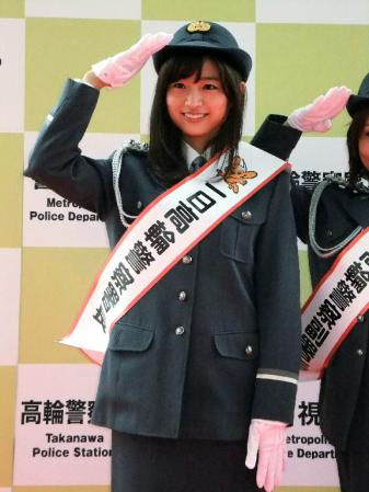 女性警官の制服で笑顔を見せる上野優花