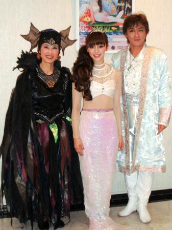 「人魚姫」に出演する（左から）沢田亜矢子、松下萌子、正木慎也
