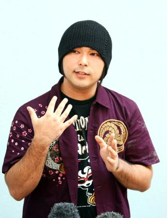 病院前で取材に応じ「いつ何があってもおかしくない状態」と父の病状について語った美勇士