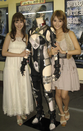 　劇中で着用したアーマードスーツに寄り添う明日花キララ（右）と共演の秋山莉奈