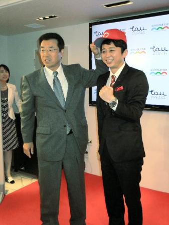 「ドラフト１位です」と有吉弘行（右）にカープの帽子をかぶせる達川光男さん