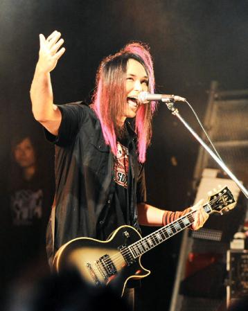 父・桑名正博の回復を願いながらファンの前で熱唱する美勇士（撮影・片岡寛尚）