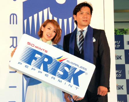 「ＦＲＩＳＫ　スッキリスクエア」オープニングイベントに登場した南明奈（左）と別所哲也