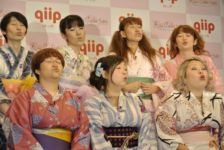 　キス顔を披露する（前列左から）近藤春菜、馬場園梓、渡辺直美ら吉本の女芸人