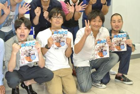 イベントでも濡れた唇？平成ノブシコブシの吉村（左）ら