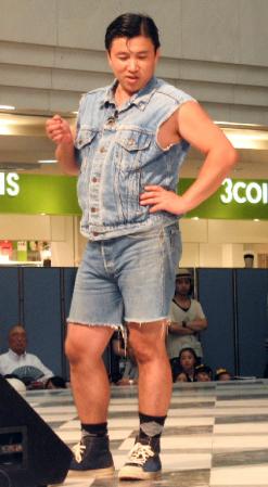 スニーカーをはいて登場してしまい、『おやっ？』と焦るスギちゃん