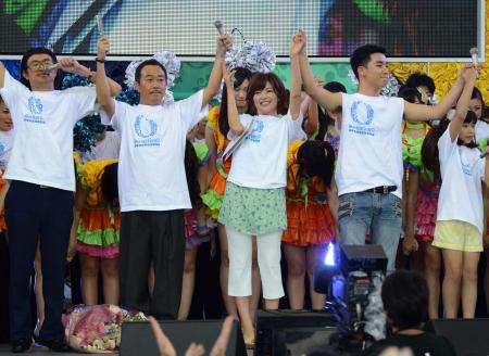 　イベントの最後に手を上げて観客の声援に応える（左から）大竹一樹、三村マサカズ、中野美奈子アナ