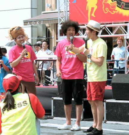 新宿エイサーまつりを盛り上げた（左から）大西ライオン、トータルテンボスの藤田憲右と大村朋宏