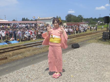 　千葉県のいすみ鉄道の無人駅・国吉駅で同曲の大ヒット記念イベントを行った岩佐美咲