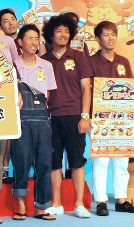 泥酔し、路上爆睡していたことを暴露されたトータルテンボスの藤田（右から２人目）