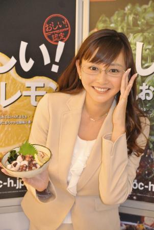 　秘書らしくメガネ姿で三原産タコをＰＲした杉原杏璃