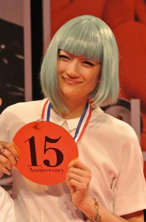 デビュー15周年を祝う金メダルを贈られご機嫌な冨永愛