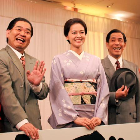 吉本百年物語９月公演の制作発表に出席した（左から）兵動大樹、黒谷友香、ぼんちおさむ