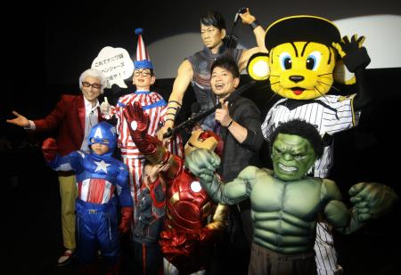 　映画「アベンジャーズ」をＰＲする（後列右から）トラッキー、宮迫博之、くいだおれ太郎、ニック・ナダーギーことなだぎ武ら（撮影・辰巳直之）