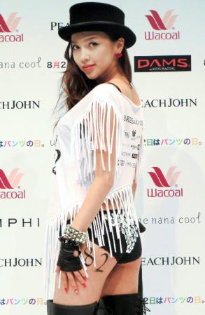 セクシーなスタイルで登場したＩＣＯＮＩＱ