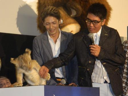 　ライオンのアレックスとふれあう玉木宏（左）と小木博明