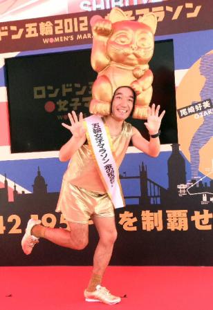 金の招き猫のかぶりもので登場した猫ひろし