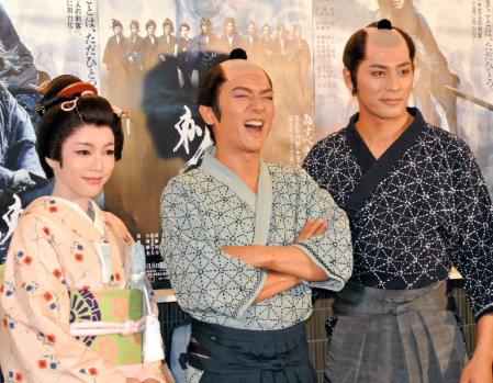 自信の舞台をＰＲした高橋克典（中央）。左は釈由美子、右は坂口憲二