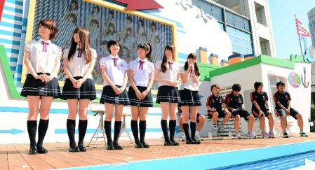 ヤングなでしこの応援に駆けつけた乃木坂４６（左）＝（撮影・西岡　正）