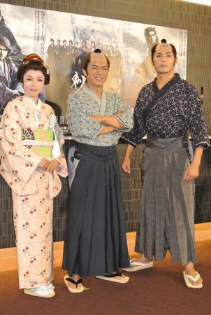 　役衣装で会見した（左から）釈由美子、高橋克典、坂口憲二