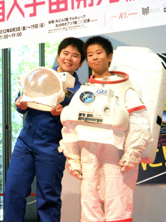 宇宙服姿で登場したまえだまえだの（左から）前田航基、旺史郎