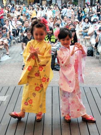 デビューイベントを行ったすたーふらわーの小林星蘭（右）と谷花音