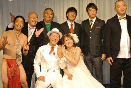 　ＴＫＯら芸人仲間に結婚を祝福されたオーケイ・小島弘章と妻の杏子さん