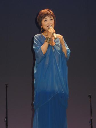 　「原水爆禁止２０１２世界大会」で熱唱するクミコ
