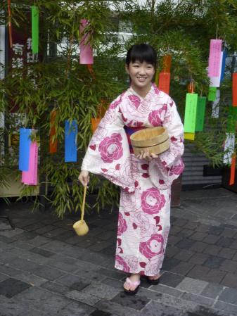 　打ち水する臼澤みさき