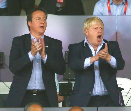　五輪スタジアムで観戦する英国のキャメロン首相（左）とロンドンのジョンソン市長（ゲッティ＝共同）