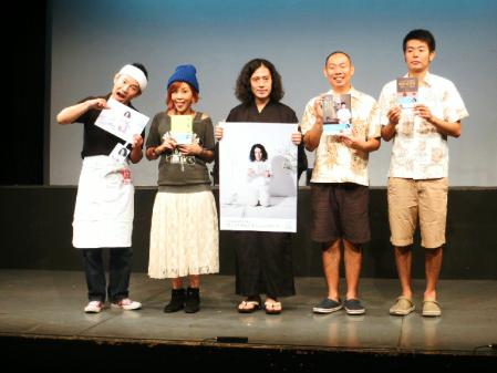 自著をＰＲする（左から）オモロー山下、野沢直子、ピース・又吉直樹、レギュラーの松本康太と西川晃啓