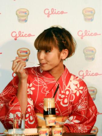 カロリーコントロールアフォガードを試食する西山茉希