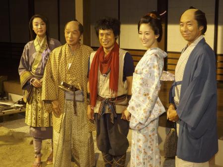 　会見に出席した（左から）浅野ゆう子、堺正章、伊藤淳史、水川あさみ、柳葉敏郎