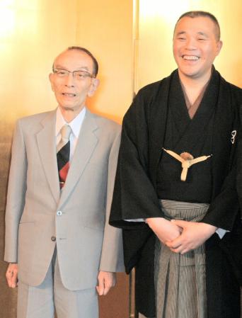 十一代桂文治を襲名する桂平治（右）を激励した桂歌丸