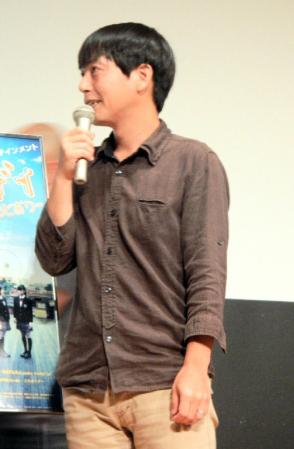 スネオヘアーの左手薬指には結婚指輪がキラリ