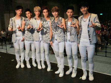 デビュー日に握手会を開いたＡ‐ＪＡＸの（左から）ソンミン、ヒョジュン、ユニョン、ヒョンゴン、ジェヒョン、スンジン、スンヨプ