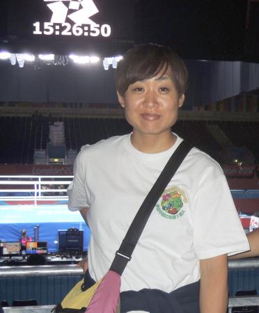 　ボクシング会場を訪れた山崎静代＝エクセル（共同）