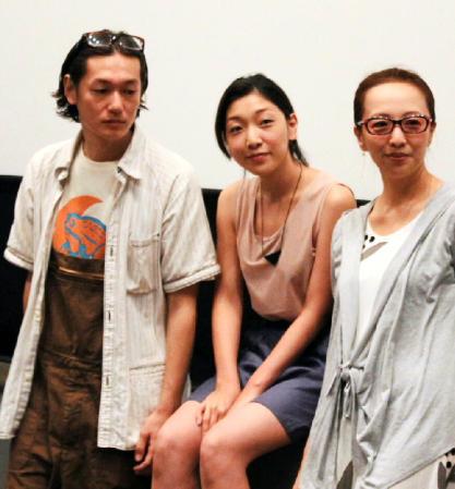 映画「かぞくのくに」の舞台挨拶を行った（左から）井浦新、安藤サクラ、ヤン・ヨンヒ監督