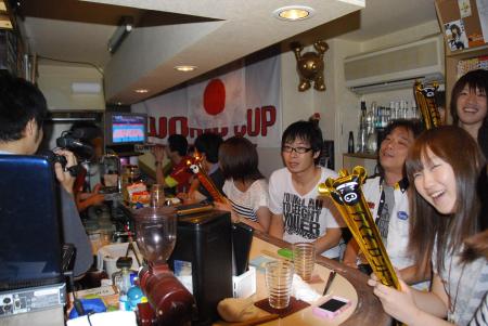 　女子バレーに声援を送るファン