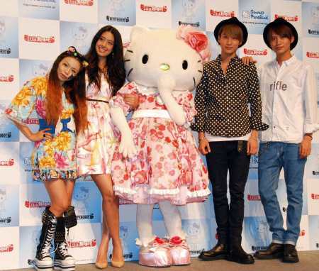 チャリティーイベントに出席したｍｉｓｏｎｏ、森泉、キティちゃん、高木万平、高木心平（左から）