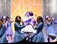 ステージ中央で“キスシーン”を披露する松井玲奈（左）と松井珠理奈