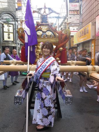 　浴衣姿で新曲など５曲を披露したローズ