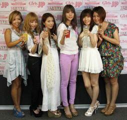 　自ら考案したカクテルを手に笑顔の（左から３人目）ふくい舞ら