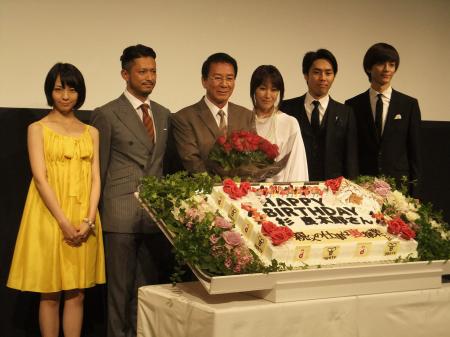 　杉良太郎（左から３人目）の誕生日をお祝いする（左から）梨里杏、池内博之、高島礼子、袴田吉彦、小野健斗