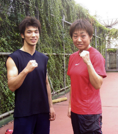 　１１年７月、インドネシア・ジャカルタでの国際試合に日本代表で参加した村田選手（左）と一緒に練習したしずちゃん